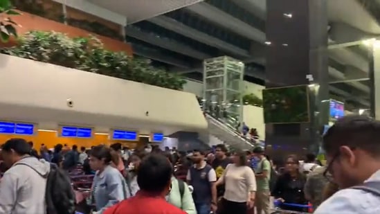 The long weekend helped by Diwali prompted many to throw in their luggage and hop on flights for their long impending vacations.(Screengrab of Twitter video by @vibinbaburajan)