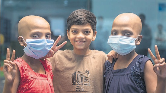 Mumbai, India - October 21, 2022: Twins Swarali and Swaranjali Jadhav (12) with their brother Raj (9) who donated his bone marrow that cured the two girls of blood disorder Thalassemia, in Mumbai, India, on Friday, October 21, 2022. (Photo by Satish Bate/ Hindustan Times) (Satish Bate/HT PHOTO)