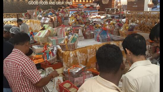 Customers on a sweet shopping spree (Deepak Gupta/HT)