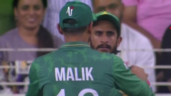 Shoaib Malik consoled Hasan Ali after the dropped catch in the T20 World Cup semi-final in 2021(Twitter)