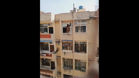 Woman cleans window from fourth floor.(Twitter/@IamMitesh86 )