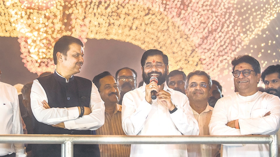 Maharashtra CM Eknath Shinde (centre), deputy CM Devendra Fadnavis (left) and MNS chief Raj Thackeray (right) during the inaugration ceremony of Deepotsav on the occasion of Diwali festival, at Shivaji Park, Dadar. (Pratik Chorge/HT Photo)