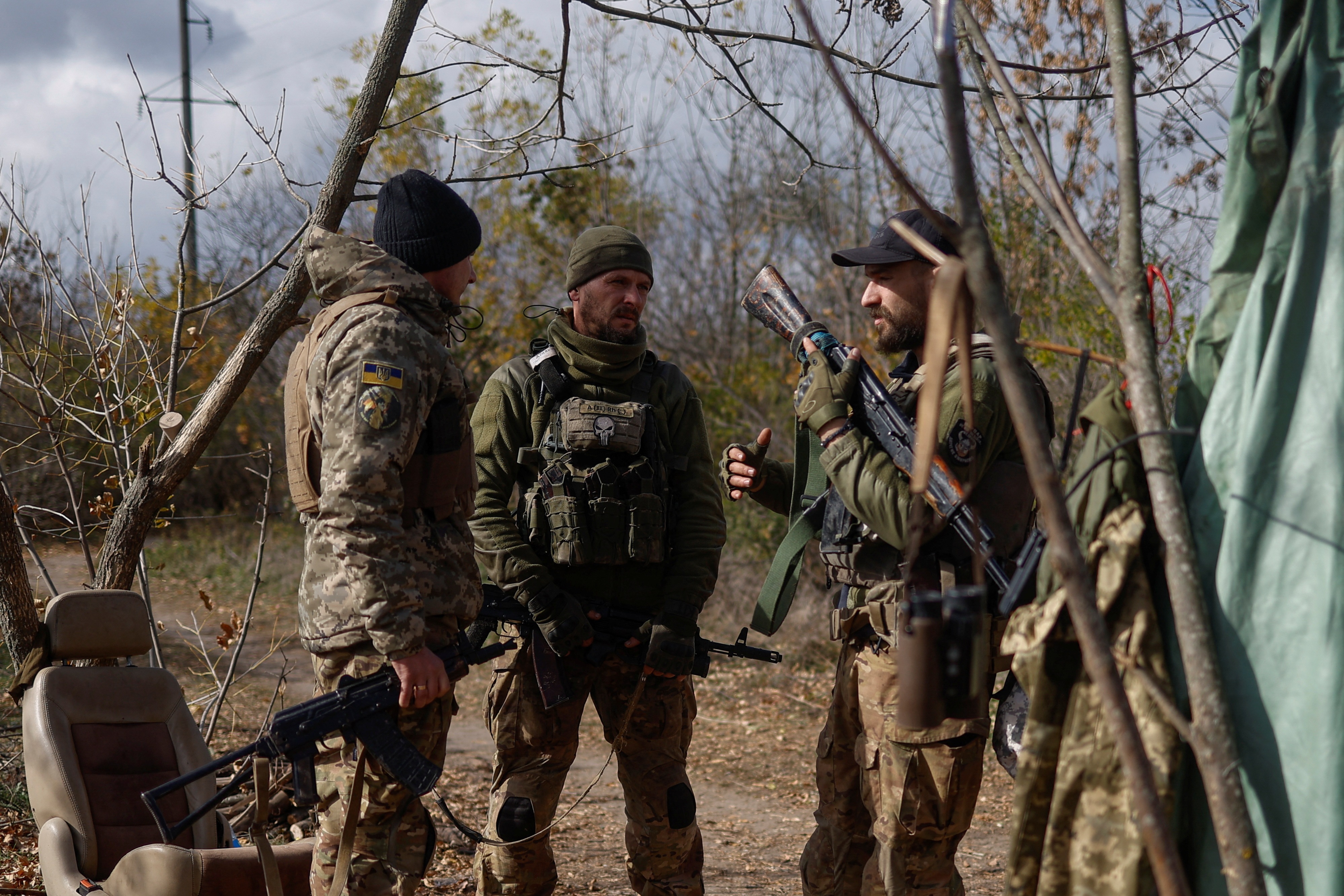Ukrainian servicemen talk at a position on a frontline, amid Russia's attack on Ukraine, in Mykolaiv region. (Reuters Photo)