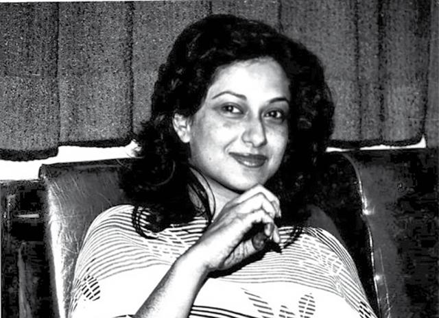 Moushumi Chatterjee on the set of Aag Hi Aag in Bangalore in 1986 Moushumi Chatterjee on the set of Aag Hi Aag in Bangalore in 1986