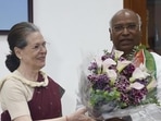 Congress outgoing president Sonia Gandhi with president-elect Mallikarjun Kharge in New Delhi.(File)