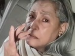 Jaya Bachchan gets angry at the paparazzi. Jaya Bachchan gets angry at the paparazzi.