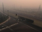 A view of morning traffic amid heavy smog in New Delhi. (Prakash Singh / AFP) A view of morning traffic amid heavy smog in New Delhi. (Prakash Singh / AFP)