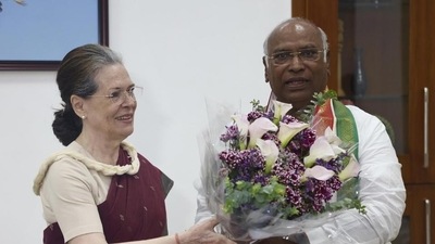 Congress outgoing president Sonia Gandhi with president-elect Mallikarjun Kharge in New Delhi. (File) Congress outgoing president Sonia Gandhi with president-elect Mallikarjun Kharge in New Delhi. (File)