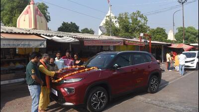 A priest performs a ritual on a new car outside the Hanuman Setu temple on Dhanteras in Lucknow. (Deepak Gupta/HT Photo) A priest performs a ritual on a new car outside the Hanuman Setu temple on Dhanteras in Lucknow. (Deepak Gupta/HT Photo)