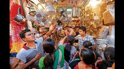 Dhanteras has made shoppers in Delhi-NCR throng the markets, many are opting to buy utensils in metals other than steel. (HT Photo (For representational purposes only)) Dhanteras has made shoppers in Delhi-NCR throng the markets, many are opting to buy utensils in metals other than steel. (HT Photo (For representational purposes only))