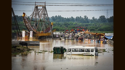 A view of partially submerged houses, vehicles and a carnival site along the bank of the Yamuna river amid a fear of water levels rising beyond the danger mark at Yamuna Pushta, New Delhi, September 29, 2022 (Sanchit Khanna/HT photo) A view of partially submerged houses, vehicles and a carnival site along the bank of the Yamuna river amid a fear of water levels rising beyond the danger mark at Yamuna Pushta, New Delhi, September 29, 2022 (Sanchit Khanna/HT photo)