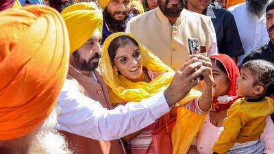 Punjab chief minister Bhagwant Mann poses for a selfie with visitors at the Golden Temple in Amritsar on Saturday. (PTI) Punjab chief minister Bhagwant Mann poses for a selfie with visitors at the Golden Temple in Amritsar on Saturday. (PTI)