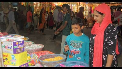 Buyers busy making purchases on Dhanteras in Gorakhpur. (HT Photo)