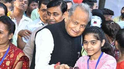 Ashok Gehlot interacts with children at his residence. (Ashok Gehlot/ Twitter) Ashok Gehlot interacts with children at his residence. (Ashok Gehlot/ Twitter)