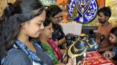 "Is baari Dhanteras do din manaya jaega. October 22 shaam se October 23 shaam tak manaya jaega (This year Dhanteras is falling on two days. The shubh muhurat for celebrating the festival will start from the evening of October 22 and will continue till the evening of October 23," Delhi-based pandit Bhairinath Mishra informed news agency ANI. (PTI) "Is baari Dhanteras do din manaya jaega. October 22 shaam se October 23 shaam tak manaya jaega (This year Dhanteras is falling on two days. The shubh muhurat for celebrating the festival will start from the evening of October 22 and will continue till the evening of October 23," Delhi-based pandit Bhairinath Mishra informed news agency ANI. (PTI)