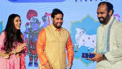 Reliance Jio Infocomm Limited chairman Akash Ambani and his wife Shloka Mehta at the Shrinathji Temple town for starting the company's 5G powered Wi-Fi services. (PTI) Reliance Jio Infocomm Limited chairman Akash Ambani and his wife Shloka Mehta at the Shrinathji Temple town for starting the company's 5G powered Wi-Fi services. (PTI)