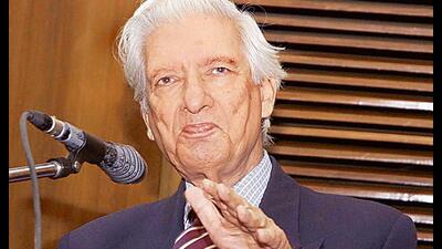 MK Rasgotra is former foreign secretary. At 98, he still hosts intimate and elegant lunches. He attends dinners, has a glass or two of wine, and carries a walking stick, making him look even more patrician (HT PHOTO) MK Rasgotra is former foreign secretary. At 98, he still hosts intimate and elegant lunches. He attends dinners, has a glass or two of wine, and carries a walking stick, making him look even more patrician (HT PHOTO)
