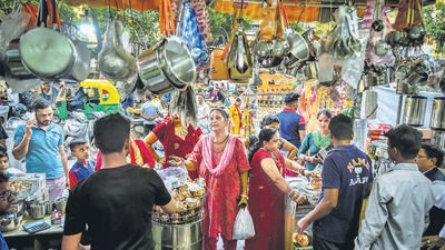 Shoppers buy gold and steel items to mark Dhanteras at Karol Bagh market, in New Delhi, on Saturday. (Raj K Raj/HT Photo) Shoppers buy gold and steel items to mark Dhanteras at Karol Bagh market, in New Delhi, on Saturday. (Raj K Raj/HT Photo)