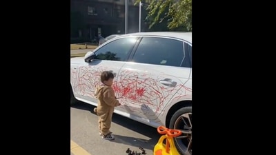 Boy scribbles on car. (Twitter/@MorissaSchwartz) Boy scribbles on car. (Twitter/@MorissaSchwartz)