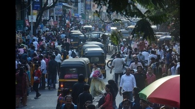 Citizens face a lot of problems on the road due to traffic caused by illegal hawkers and encroachments outside Thane station (Praful Gangurde/HT PHOTO) Citizens face a lot of problems on the road due to traffic caused by illegal hawkers and encroachments outside Thane station (Praful Gangurde/HT PHOTO)