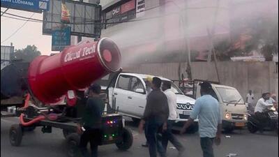 A trial of anti-smog gun underway near Pavilion mall in Ludhiana. (Harvinder Singh/HT)