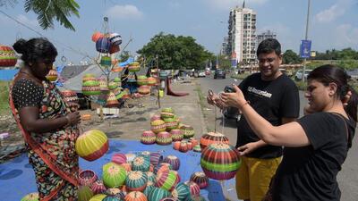 Navi Mumbai, India - Oct. 21, 2022: Sector 19 residents Kanika and Manoj Mehra purchasing Cane lanterns from the Nellore community at Kharghar in Navi Mumbai, India, on Friday, October 21, 2022. (Photo by Bachchan Kumar/ HT PHOTO) (HT PHOTO)