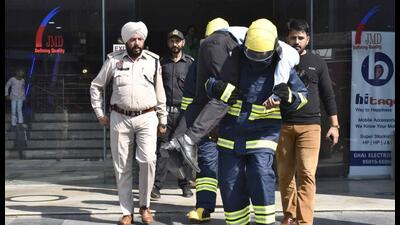 Ludhiana MC superintending engineer Ravinder Garg said the fire hydrants were operational and roster had already been prepared to deploy employees at tubewells 24/7 on Diwali night, so that the firefighters do not face any trouble refilling the fire tenders. (HT PHOTO) Ludhiana MC superintending engineer Ravinder Garg said the fire hydrants were operational and roster had already been prepared to deploy employees at tubewells 24/7 on Diwali night, so that the firefighters do not face any trouble refilling the fire tenders. (HT PHOTO)