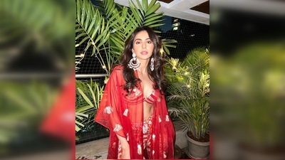 Rakul Preet accessorised her contemporary ethnic Diwali outfit with big chandbalis and a dazzling purse. (Instagram/@rakulpreet) Rakul Preet accessorised her contemporary ethnic Diwali outfit with big chandbalis and a dazzling purse. (Instagram/@rakulpreet)