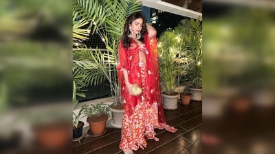 Rakul Preet made the right choice by ditching heels and keeping her look stylish and comfy in shimmery golden flat juttis. (Instagram/@rakulpreet) Rakul Preet made the right choice by ditching heels and keeping her look stylish and comfy in shimmery golden flat juttis. (Instagram/@rakulpreet)