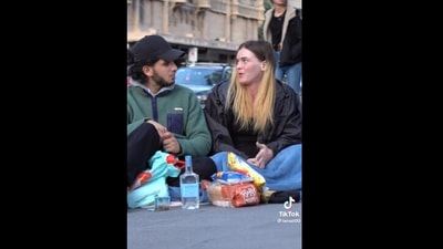 Man helps homeless woman. (Reddit/@mademesmile) Man helps homeless woman. (Reddit/@mademesmile)