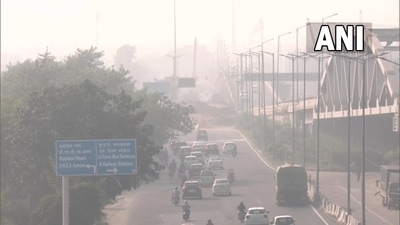 In a bid to reduce vehicular pollution, the Delhi Government also announced the 'Red Light On Gaadi Off' campaign. (ANI)