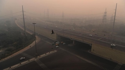 A view of morning traffic amid heavy smog in New Delhi. (Prakash Singh / AFP) A view of morning traffic amid heavy smog in New Delhi. (Prakash Singh / AFP)