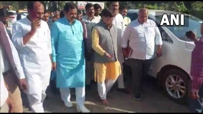 MP minister decided to remain barefoot until the pothole menace in Gwalior ends. MP minister decided to remain barefoot until the pothole menace in Gwalior ends.