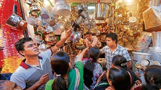 Many people are unsure whether the auspicious occasion of Dhanteras should be observed today or tomorrow. This year, the festival of wealth and prosperity will be celebrated over two days - October 22 or October 23. (HT File Photo)