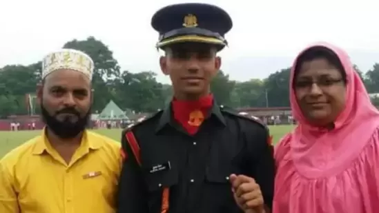 Major Mustafa Bohara with his parents.(Source: @YusufDFI)