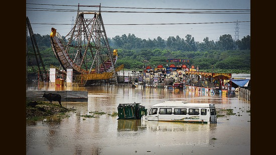 A view of partially submerged houses, vehicles and a carnival site along the bank of the Yamuna river amid a fear of water levels rising beyond the danger mark at Yamuna Pushta, New Delhi, September 29, 2022 (Sanchit Khanna/HT photo) A view of partially submerged houses, vehicles and a carnival site along the bank of the Yamuna river amid a fear of water levels rising beyond the danger mark at Yamuna Pushta, New Delhi, September 29, 2022 (Sanchit Khanna/HT photo)