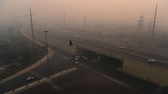 A view of morning traffic amid heavy smog in New Delhi. (Prakash Singh / AFP)