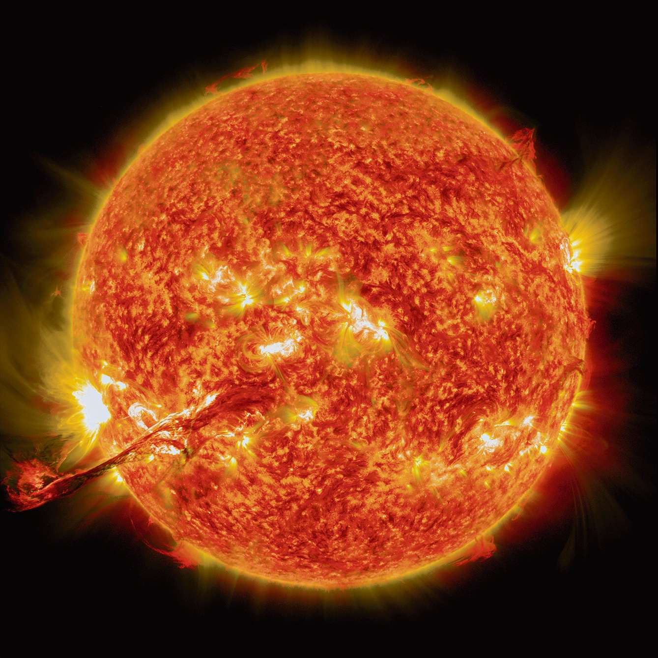 A filament of solar material likely a few million km long erupts into space. (NASA / GSFC / SDO) A filament of solar material likely a few million km long erupts into space. (NASA / GSFC / SDO)