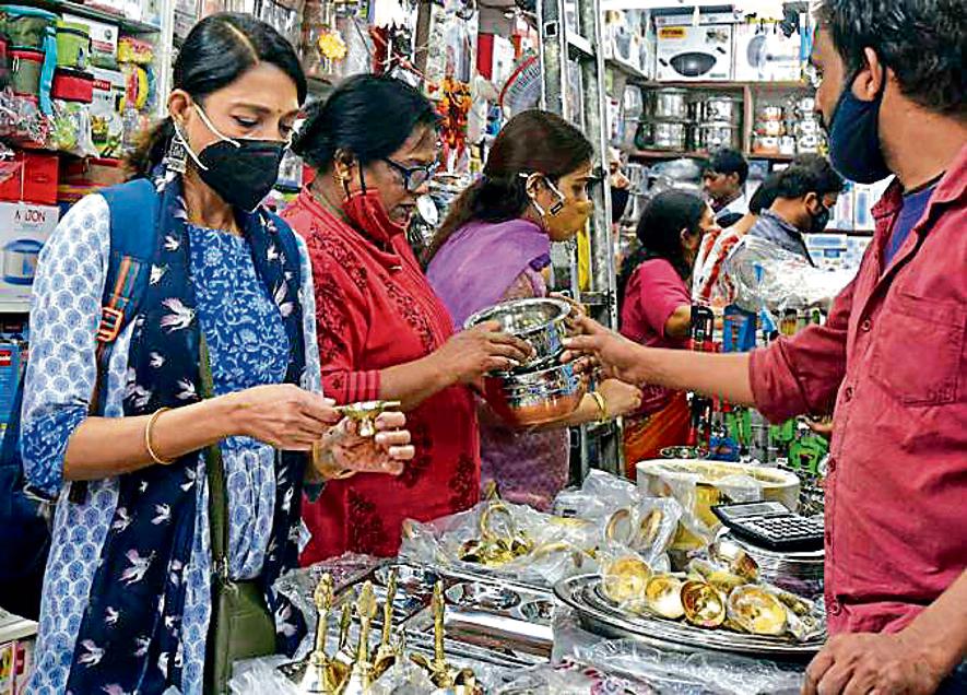 Copper bottom utensils are also being preferred by some of the conscious buyers, this Dhanteras. (Photo: Sanjeev Verma/HT (For representational purposes only)) Copper bottom utensils are also being preferred by some of the conscious buyers, this Dhanteras. (Photo: Sanjeev Verma/HT (For representational purposes only))