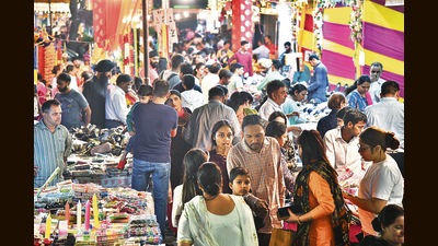 A market bustling with shoppers at Sector 19 in Chandigarh on Diwali eve on Sunday. (Keshav Singh/HT) A market bustling with shoppers at Sector 19 in Chandigarh on Diwali eve on Sunday. (Keshav Singh/HT)