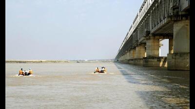 Rescue operations underway at Digha in Patna on Sunday. (Santosh Kumar/HT Photo)