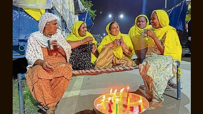 Singing songs and staging plays, the BKU Ugrahan supporters will be been seen sitting on protest outside chief minister Bhagwant Mann’s residence in Sangrur. (HT Photo) Singing songs and staging plays, the BKU Ugrahan supporters will be been seen sitting on protest outside chief minister Bhagwant Mann’s residence in Sangrur. (HT Photo)