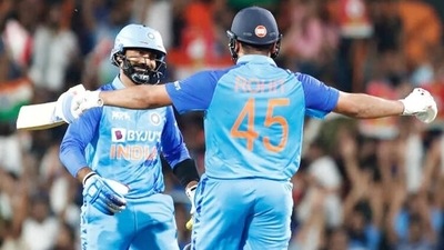 Dinesh Karthik and Rohit Sharma (Twitter) Dinesh Karthik and Rohit Sharma (Twitter)