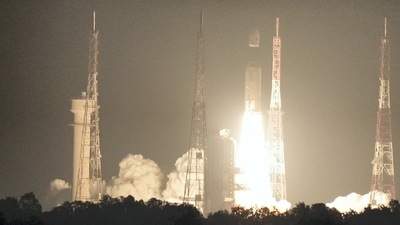Sriharikota: Indian Space Research Organisation (ISRO)'s heaviest rocket LVM3-M2 lifts-off from a launch pad at the Satish Dhawan Space Centre, in Sriharikota, Sunday, Oct. 23, 2022. The rocket successfully placed 36 broadband communication satellites of OneWeb, on ISRO's maiden commercial mission. (PTI Photo/R Senthil Kumar)(PTI10_23_2022_000011A) (PTI) Sriharikota: Indian Space Research Organisation (ISRO)'s heaviest rocket LVM3-M2 lifts-off from a launch pad at the Satish Dhawan Space Centre, in Sriharikota, Sunday, Oct. 23, 2022. The rocket successfully placed 36 broadband communication satellites of OneWeb, on ISRO's maiden commercial mission. (PTI Photo/R Senthil Kumar)(PTI10_23_2022_000011A) (PTI)