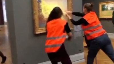 Claude Monet painting covered with mashed potatoes in Germany. (Twitter)