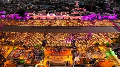 Over 22,000 volunteers at Ram ki Paidi near the Saryu bank lit more than 15 lakh lamps. (Deepak Gupta/HT photo) Over 22,000 volunteers at Ram ki Paidi near the Saryu bank lit more than 15 lakh lamps. (Deepak Gupta/HT photo)