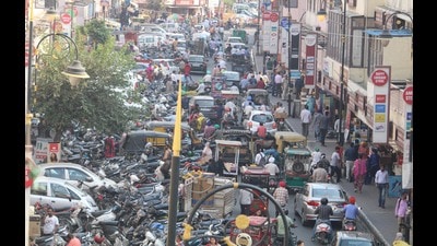 A view of the traffic jam at Hall Bazzar, Amritsar, on Sunday. (Photo by Sameer Sehgal /Hindustan Times) A view of the traffic jam at Hall Bazzar, Amritsar, on Sunday. (Photo by Sameer Sehgal /Hindustan Times)