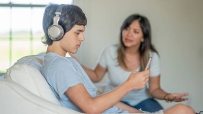 Things parents unknowingly do that distance them from their kids (Gettyimages)