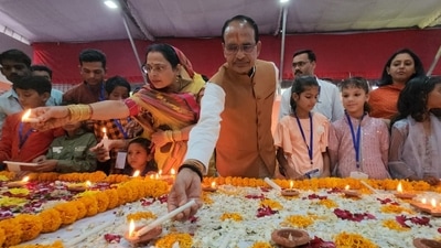 Shivraj Chouhan seen lighting diyas with children. (Twitter / Office of Shivraj Chouhan )