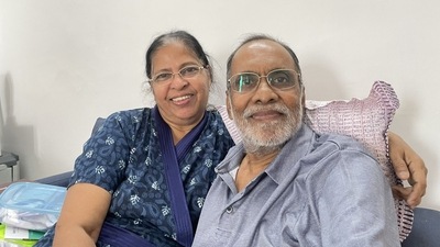 Elderly woman, who donated her kidney, posing for selfie with her husband. (Twitter/@4eo) Elderly woman, who donated her kidney, posing for selfie with her husband. (Twitter/@4eo)
